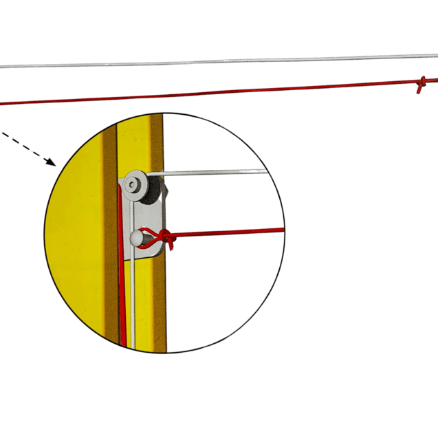 Detailansicht einer gelben Vorrichtung mit einem Riemen und einer Rolle zur Spannungseinstellung.