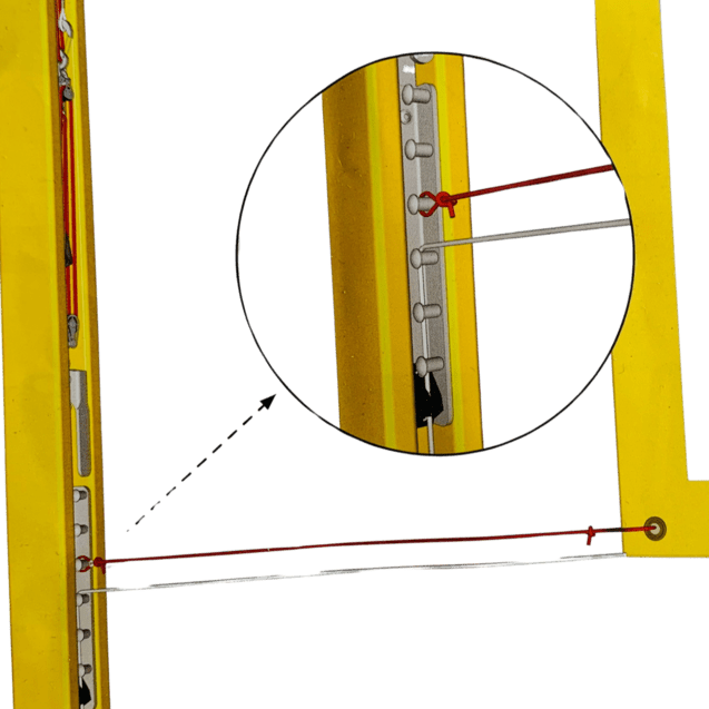Detailaufnahme eines gelben Rahmens mit einer roten Schnur und einem Mechanismus zur Befestigung an der Kante.
