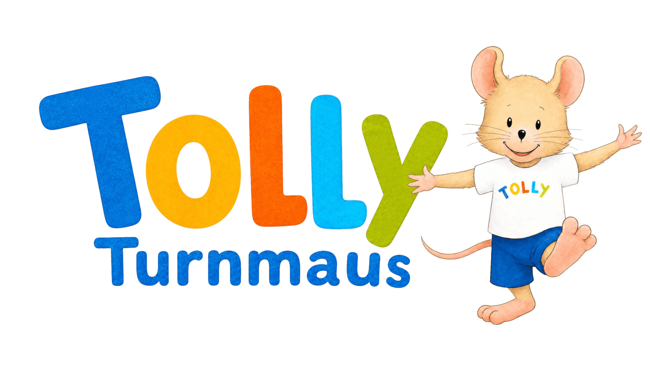 Gezeichnete Maus mit T-Shirt und Shorts steht neben dem Schriftzug 'TOLLY Turnmaus' und breitet die Arme aus.