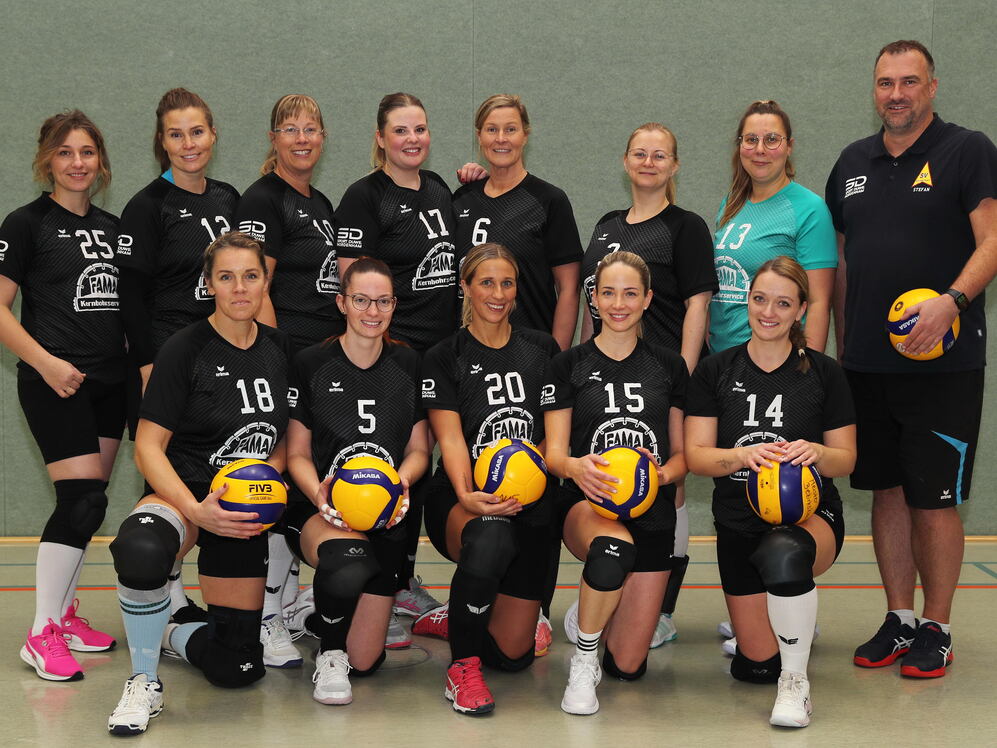 Die Volleyballmannschaft steht mit ihrem Trainer f&uuml;r ein Foto zusammen. Alle Mitglieder sind in Teamkleidung gekleidet.
